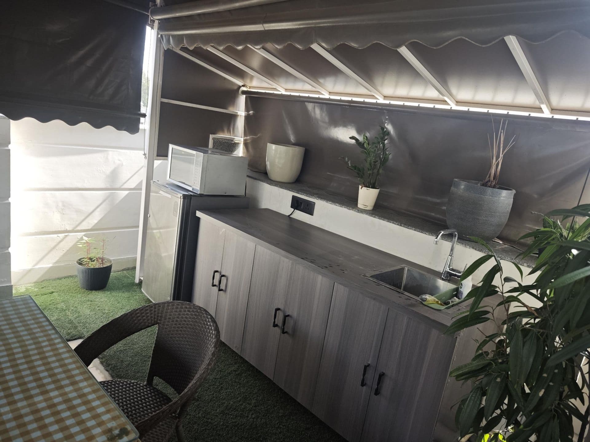 Kitchenette with fridge, microwave and sink
