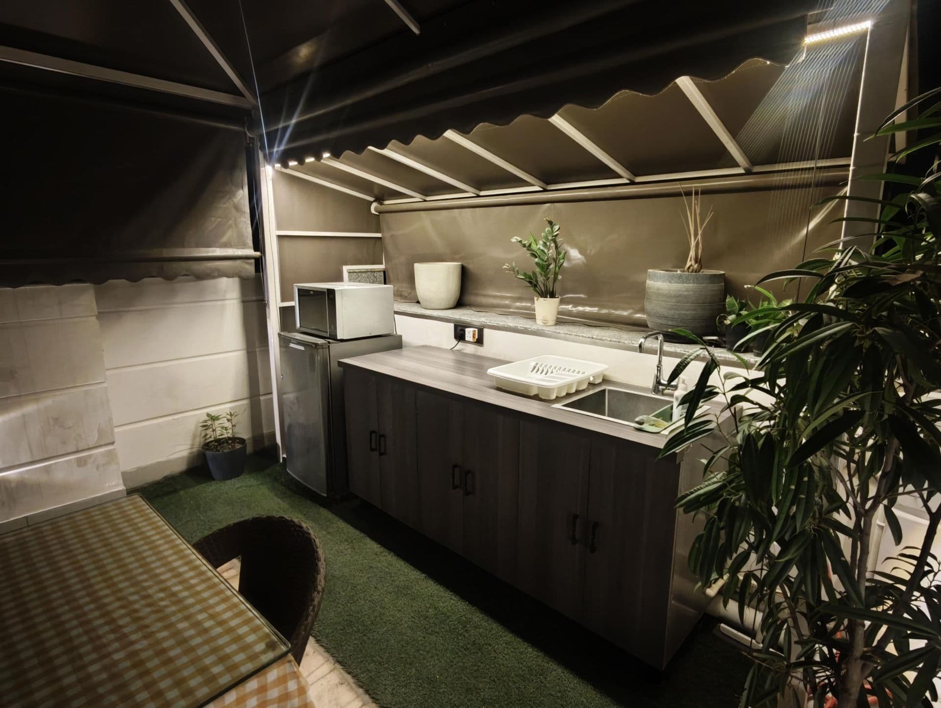 Kitchenette with fridge, microwave and sink